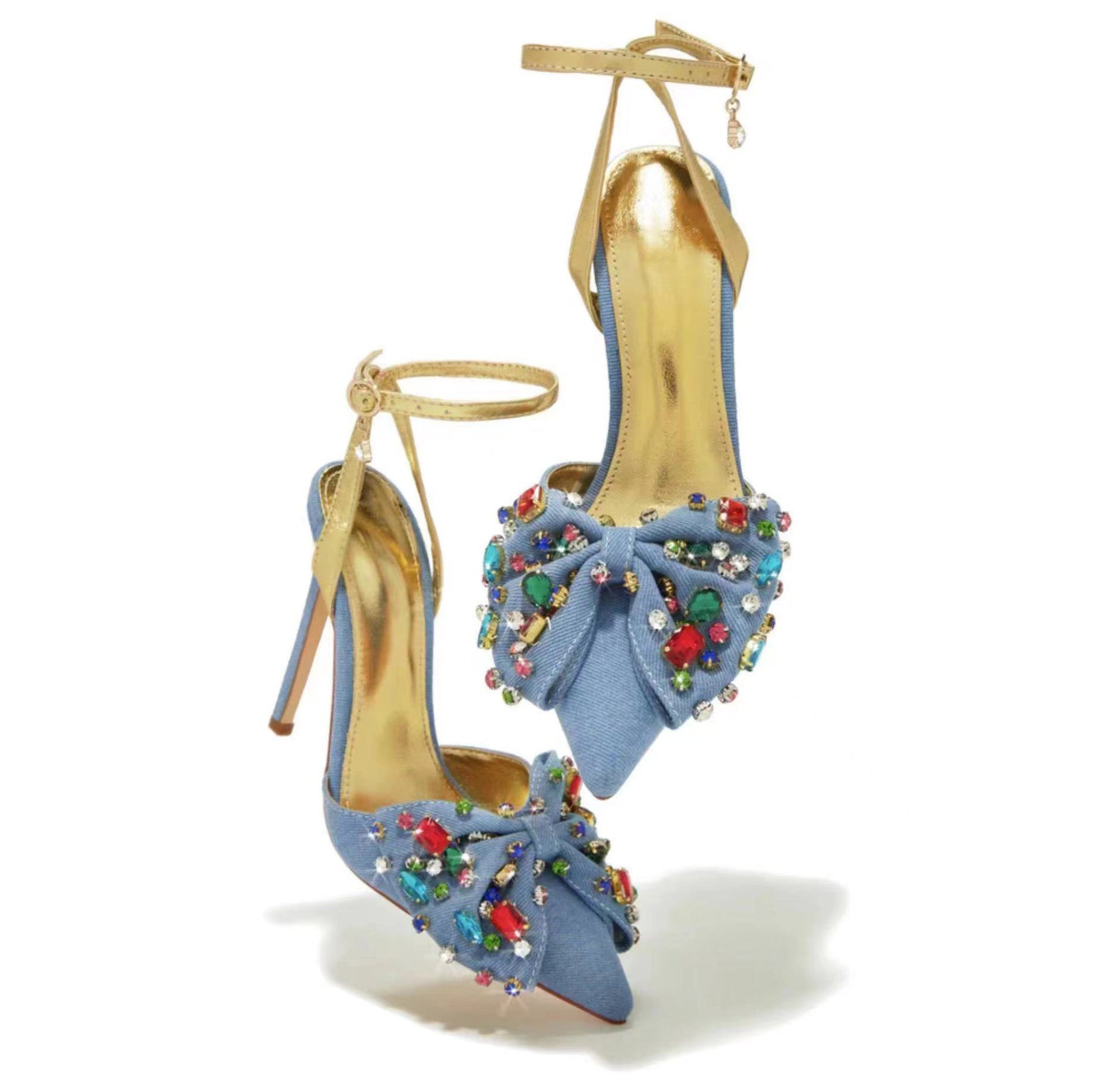 Sandalen mit Absatz und Schleife in Übergröße