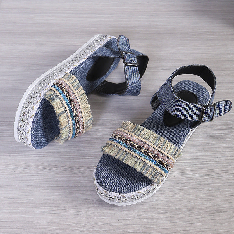 Flache Denim-Sandalen mit Quaste und ethnischem Muster