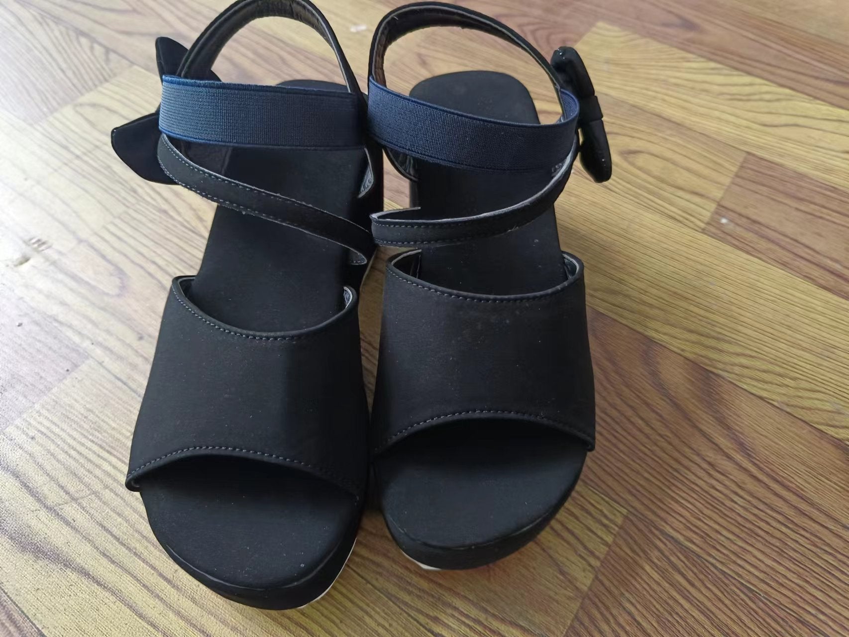 Peep-Toe-Sandalen aus Wildleder in Übergröße mit Keilabsatz
