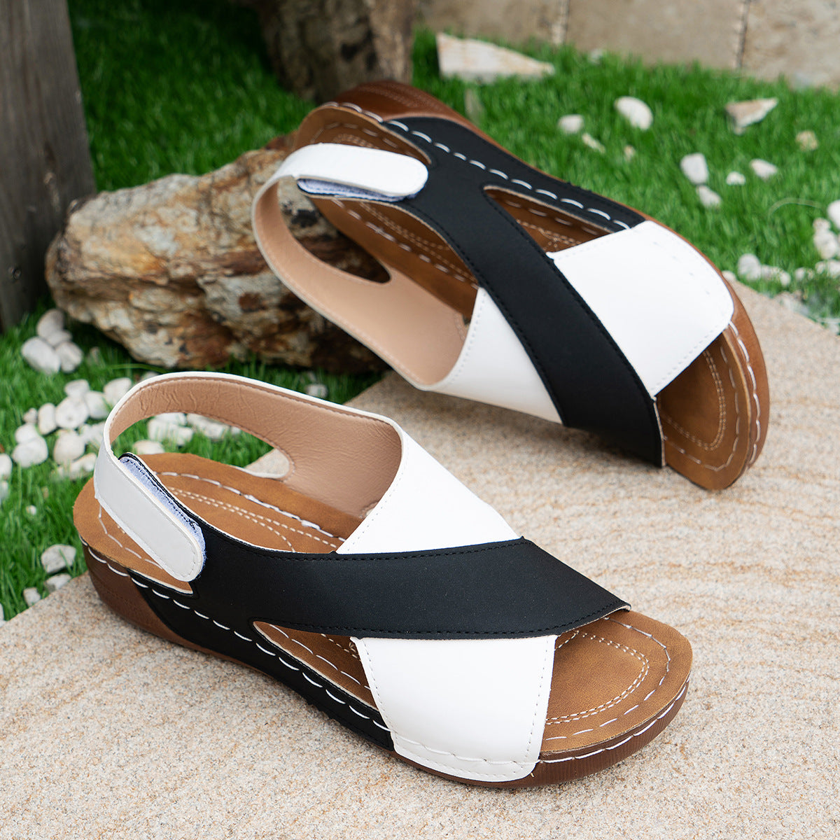 Sandalen mit Keilabsatz und gekreuzten Riemen in Colorblock-Optik