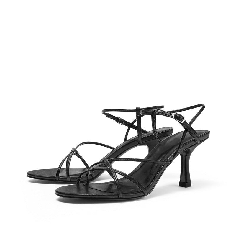 Sandalen mit schmalem Absatz und diagonalen Riemen