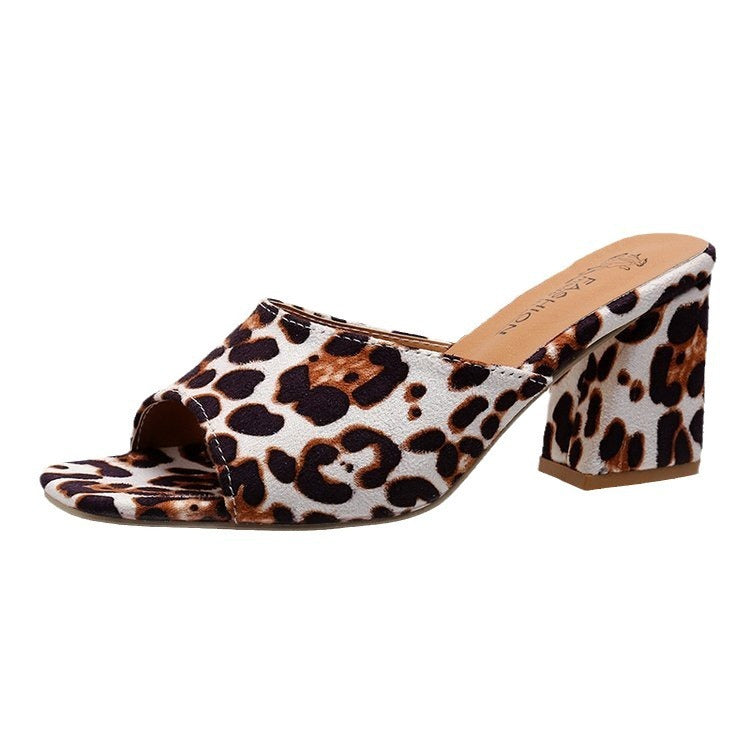Klobige Heels mit Leopardenmuster und quadratischer Zehenpartie