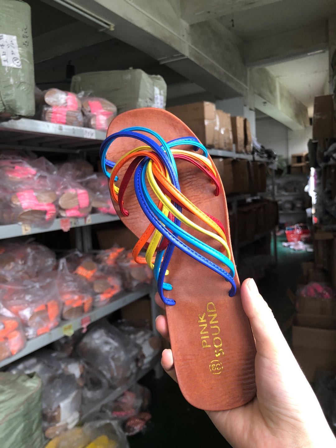 Bunte Regenbogensandalen für Damen