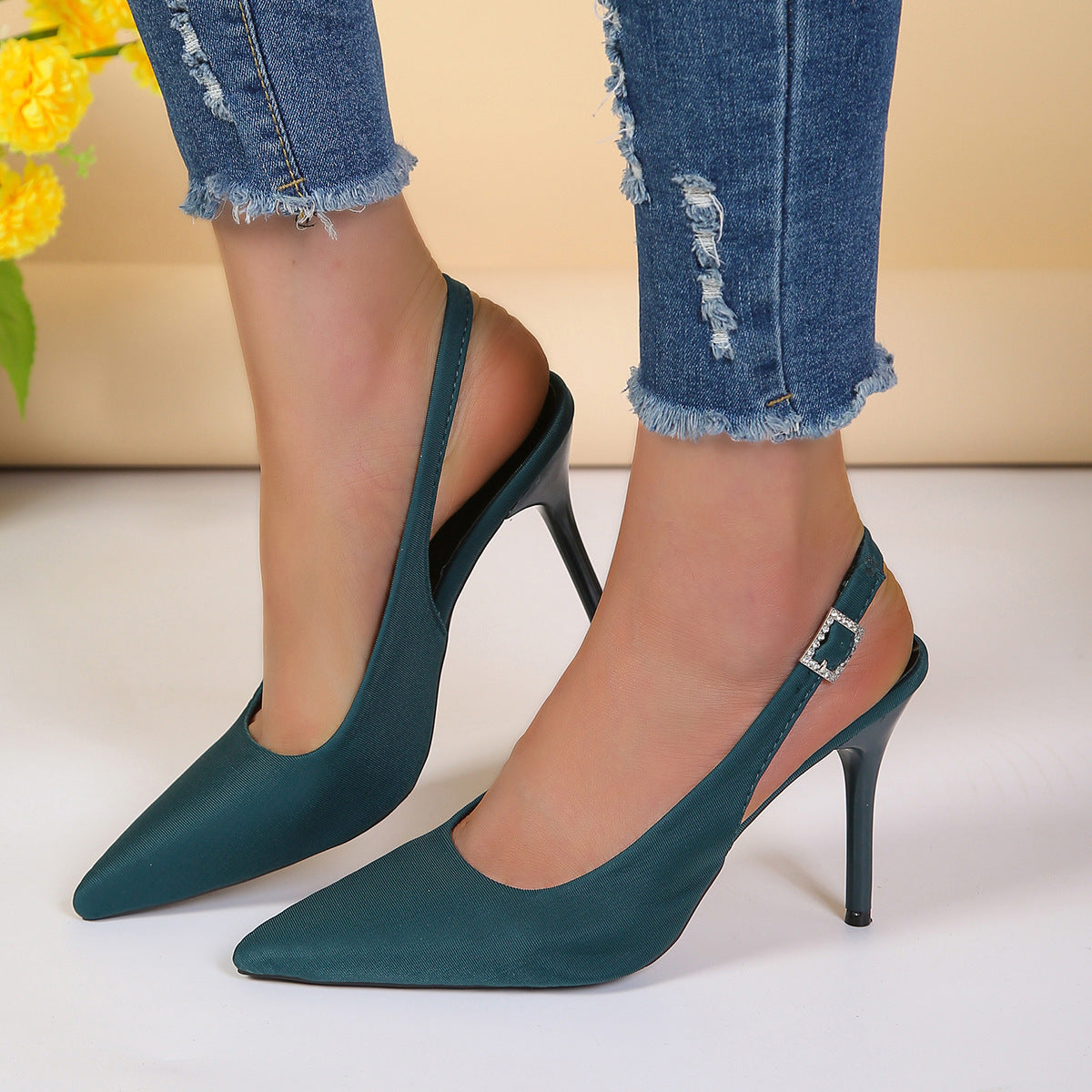 Stiletto-Absätze mit spitzer Zehenpartie und Schnalle