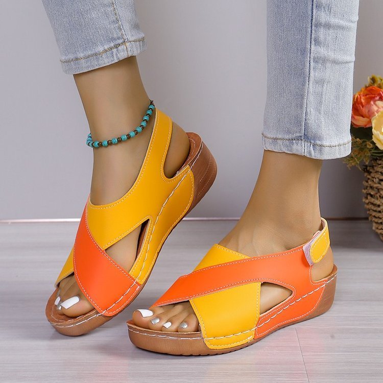 Sandalen mit Keilabsatz und gekreuzten Riemen in Colorblock-Optik