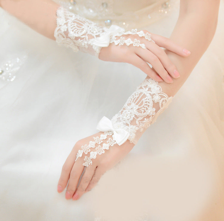 Kurze Brauthandschuhe mit Perlen