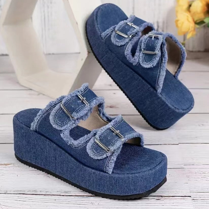 Denim-Sandalen mit Keilabsatz und Camouflage-Muster
