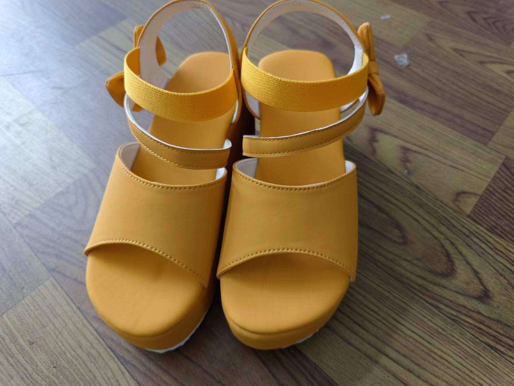 Peep-Toe-Sandalen aus Wildleder in Übergröße mit Keilabsatz