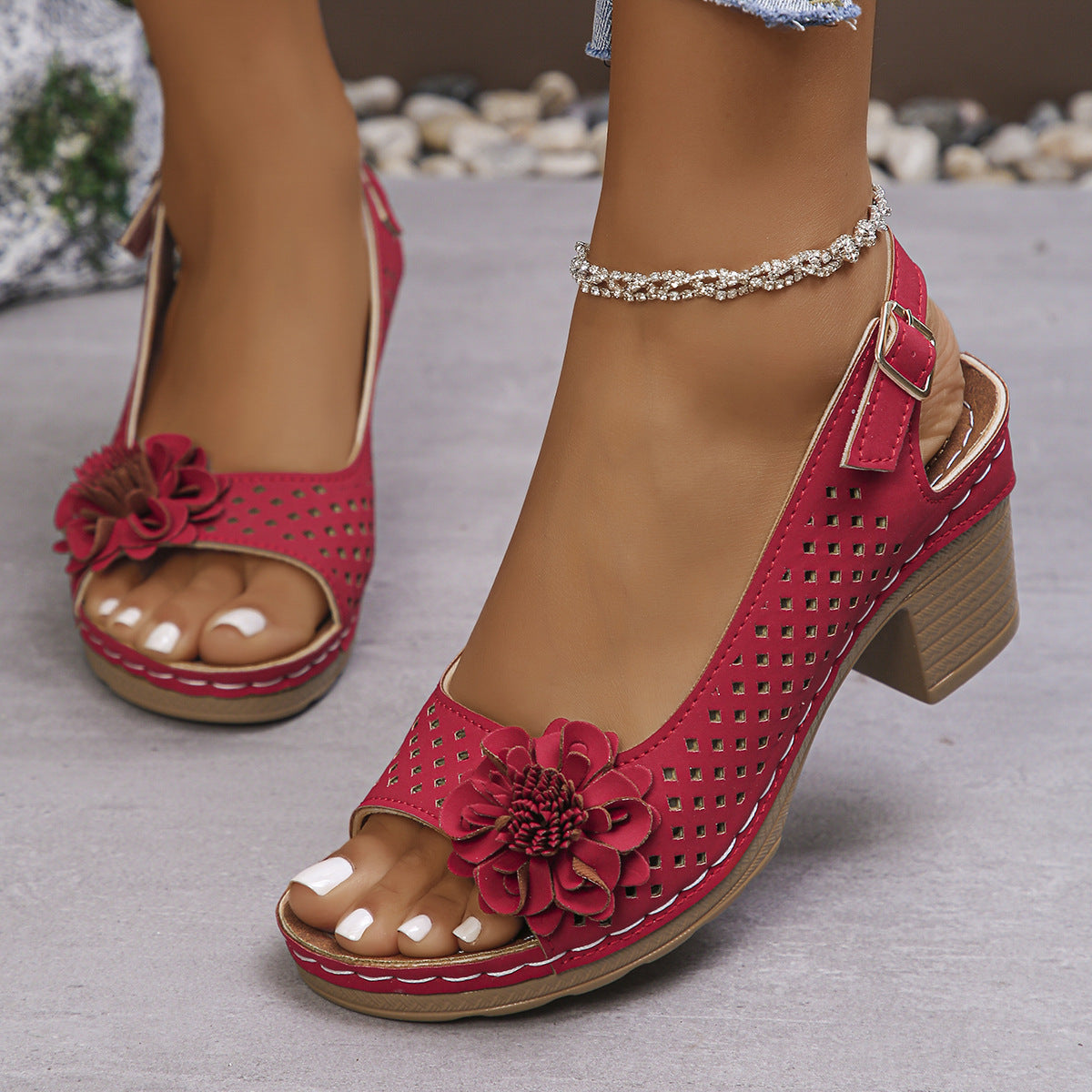 Sandalen mit Blumen- und Schnallenabsatz in Übergröße