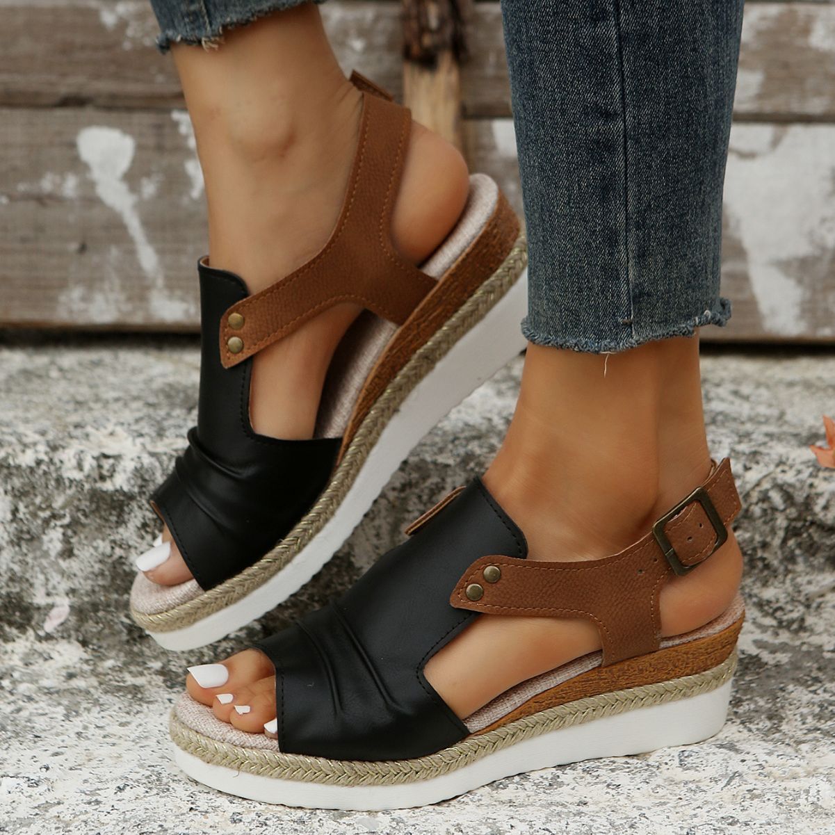 Stroh-Peep-Toe-Keilsandalen für Damen