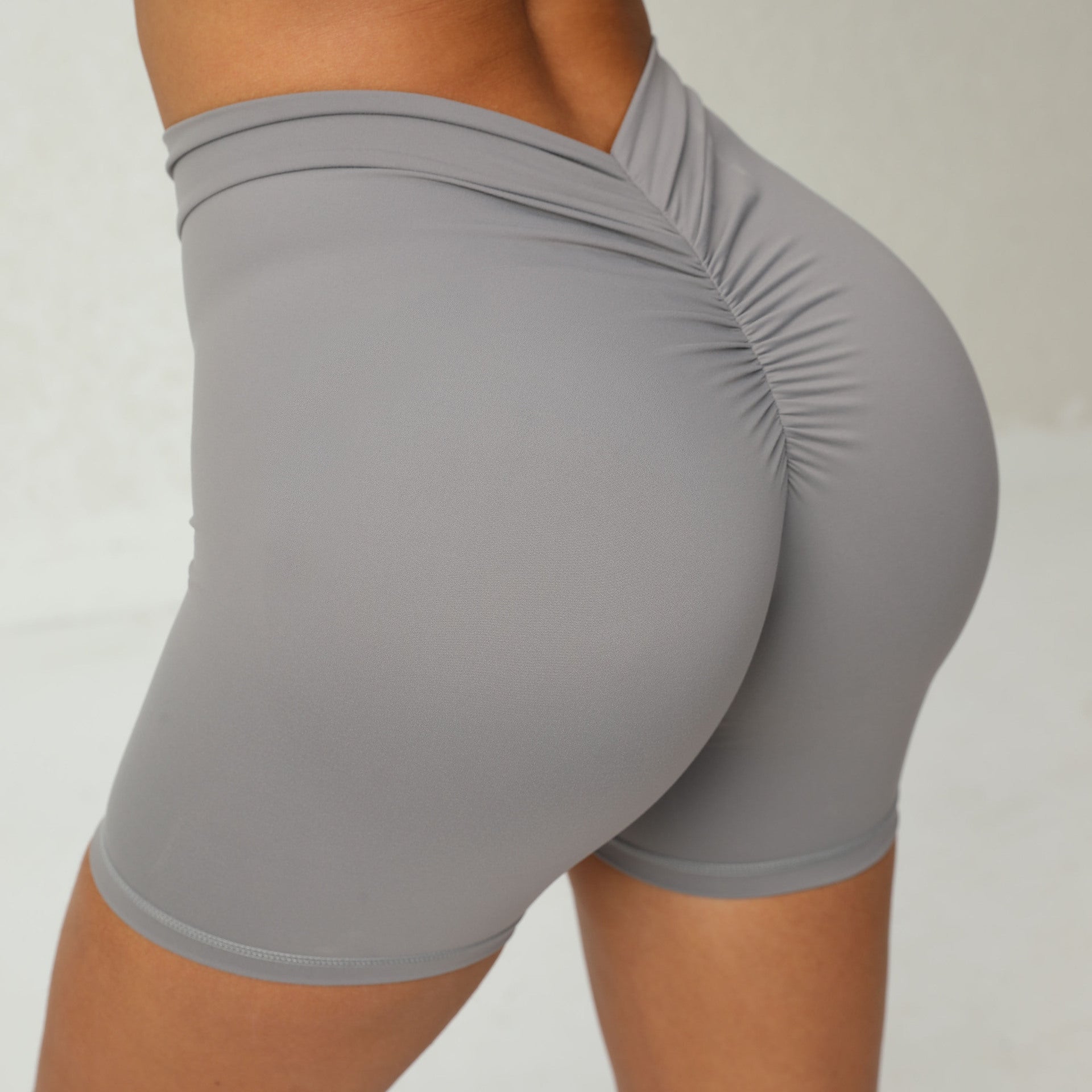 Yoga-Shorts mit tiefem V-Ausschnitt auf der Rückseite