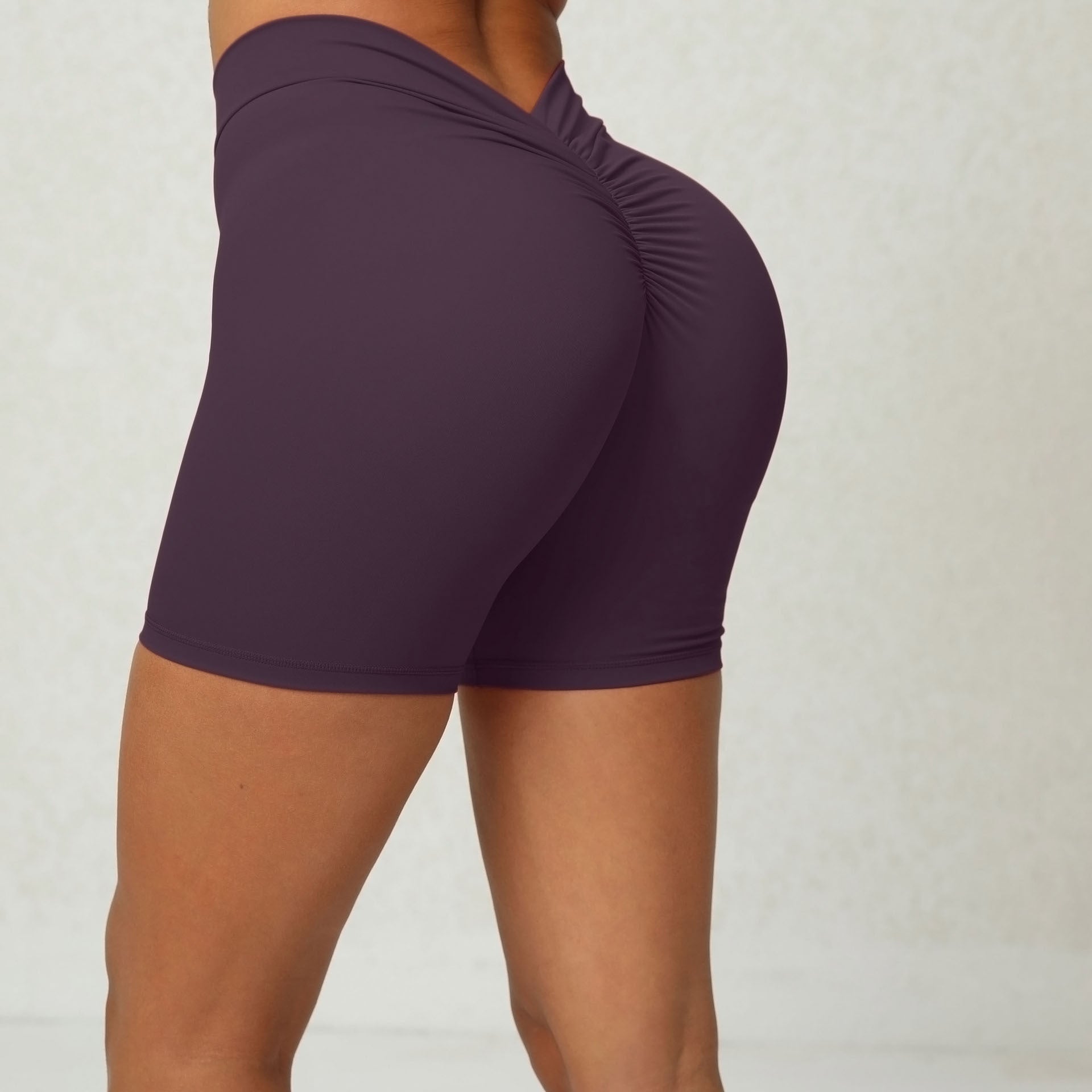 Yoga-Shorts mit tiefem V-Ausschnitt auf der Rückseite