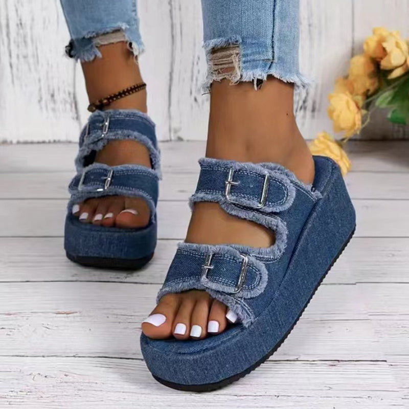 Denim-Sandalen mit Keilabsatz und Camouflage-Muster