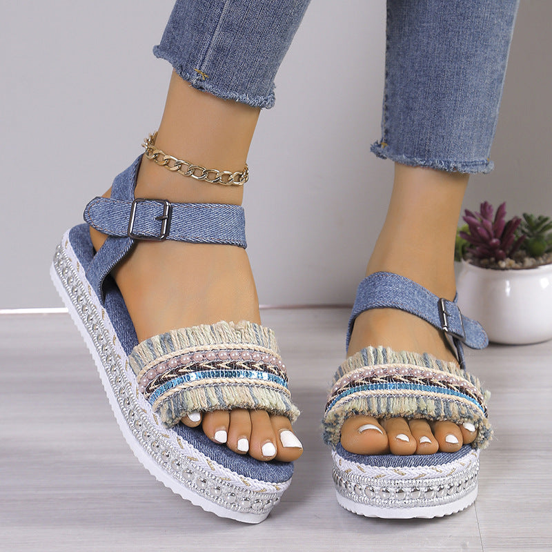 Flache Denim-Sandalen mit Quaste und ethnischem Muster