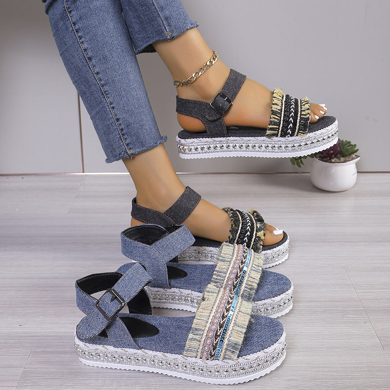 Flache Denim-Sandalen mit Quaste und ethnischem Muster