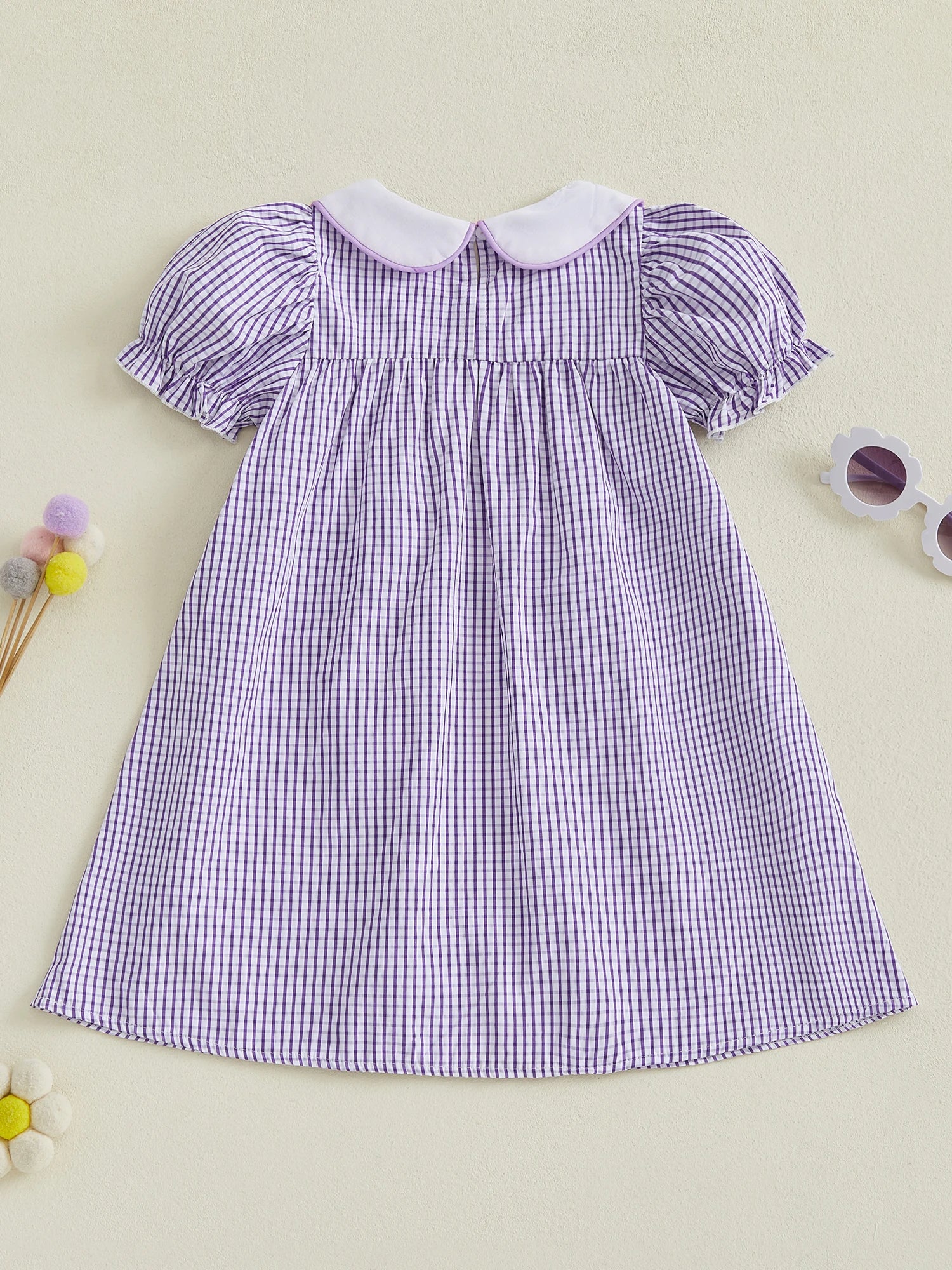 Kariertes Kleinkinderkleid mit Hummer-Stickerei