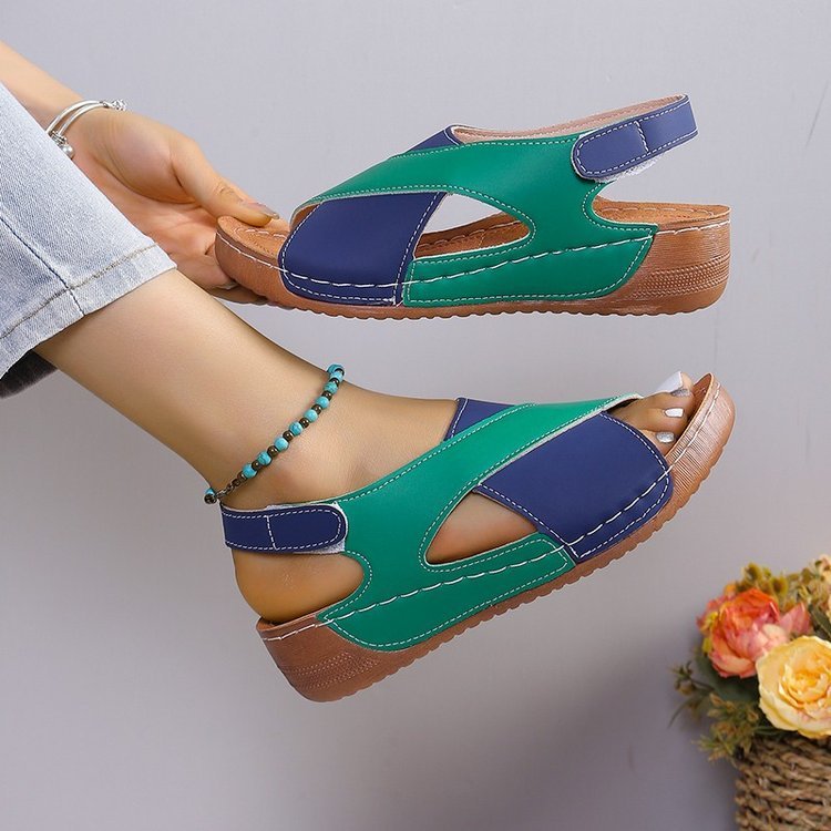 Sandalen mit Keilabsatz und gekreuzten Riemen in Colorblock-Optik