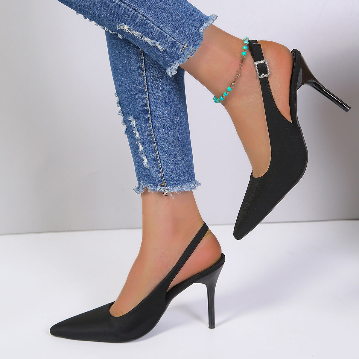 Stiletto-Absätze mit spitzer Zehenpartie und Schnalle