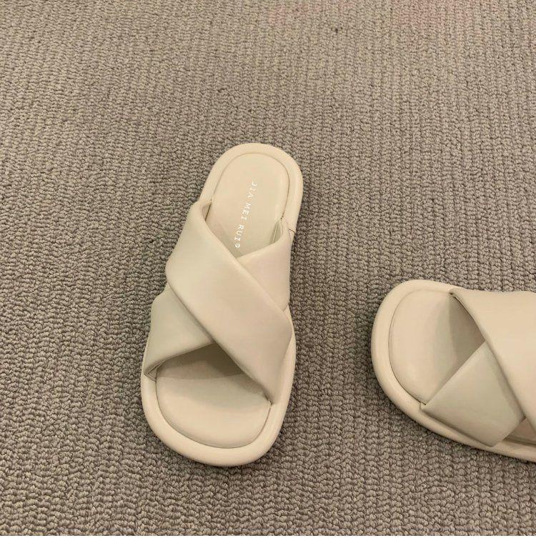 Sommerliche minimalistische Sandalen im INS-Stil