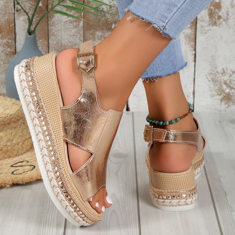 Sommerliche Sandalen mit glänzendem Hohlkeil