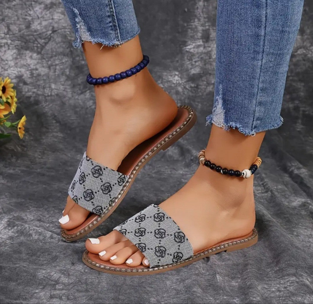 Flache Strandsandalen mit Sommerblumenmuster