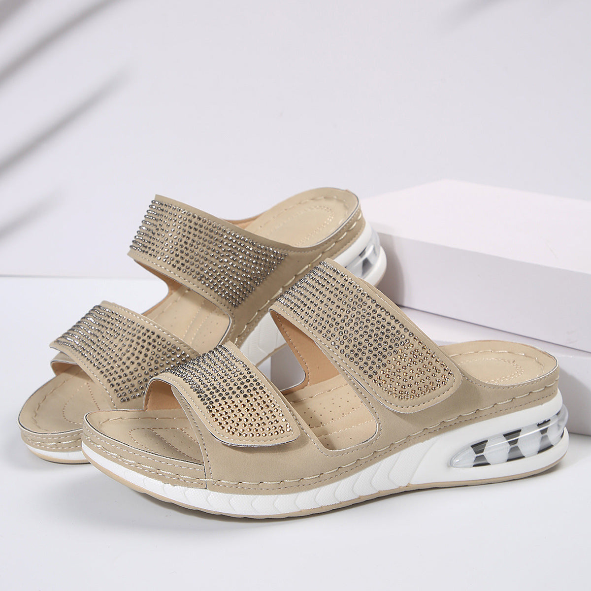 Sandalen mit Keilabsatz und Air Cushion-Strass