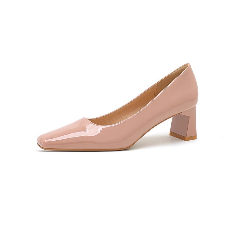Klassische Pumps aus Lackleder mit quadratischer Zehenpartie
