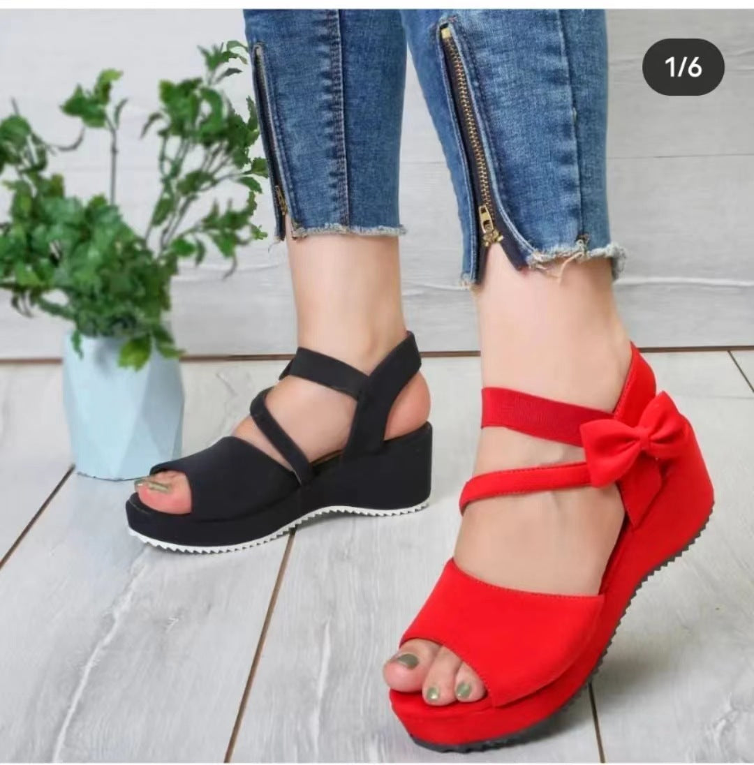 Peep-Toe-Sandalen aus Wildleder in Übergröße mit Keilabsatz