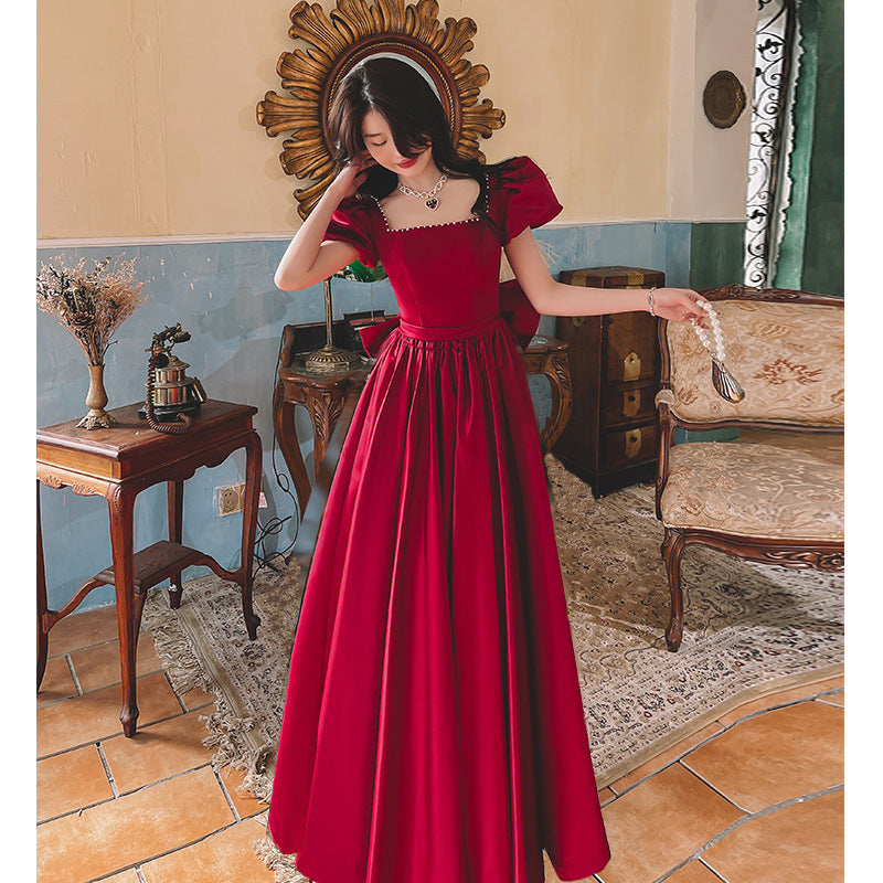 Robe de princesse en satin rouge vin d'hiver