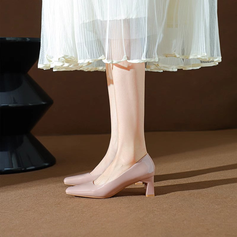 Klassische Pumps aus Lackleder mit quadratischer Zehenpartie