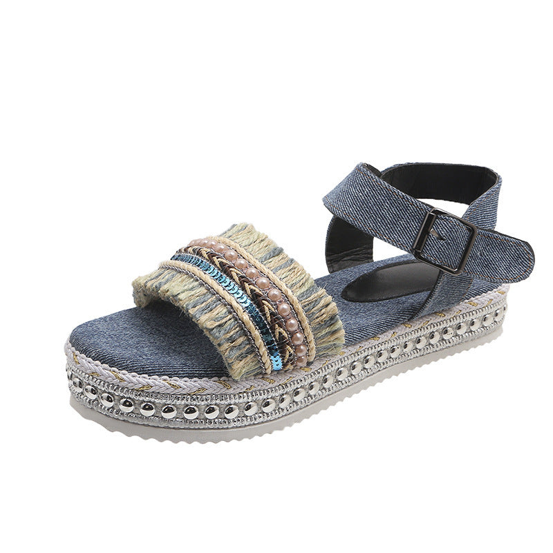 Flache Denim-Sandalen mit Quaste und ethnischem Muster