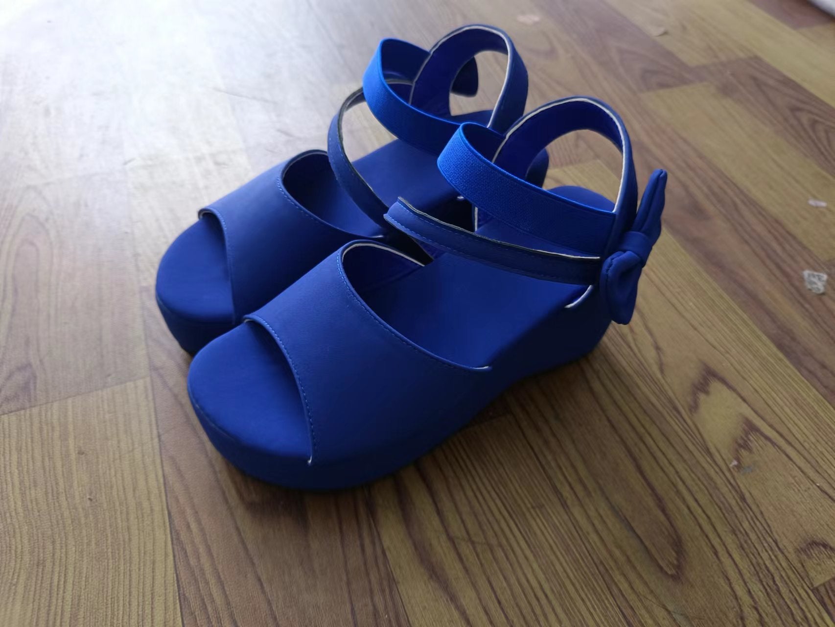 Peep-Toe-Sandalen aus Wildleder in Übergröße mit Keilabsatz