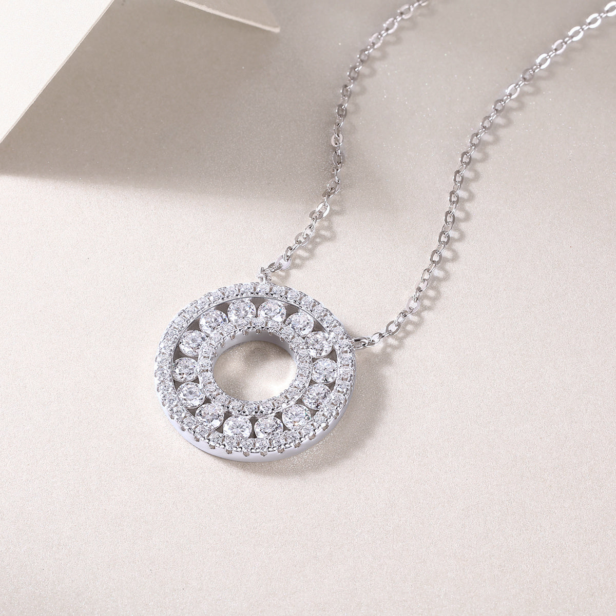 Set mit hin- und hergehenden Diamantanhängern