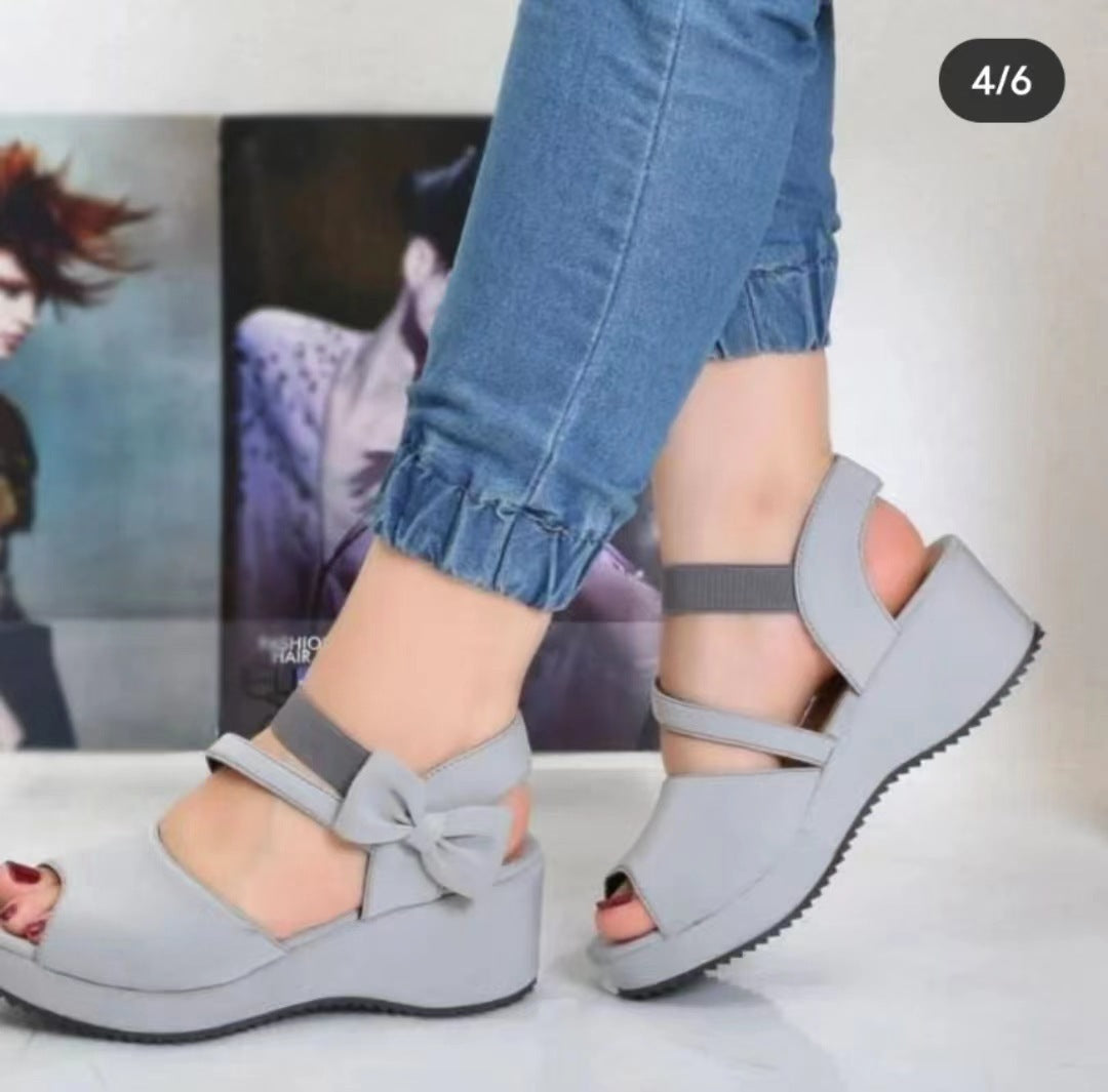Peep-Toe-Sandalen aus Wildleder in Übergröße mit Keilabsatz