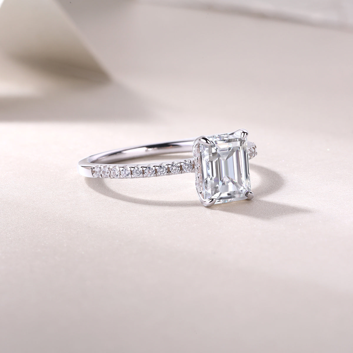 Quadratischer Moissanit-Silberring mit Diamanten