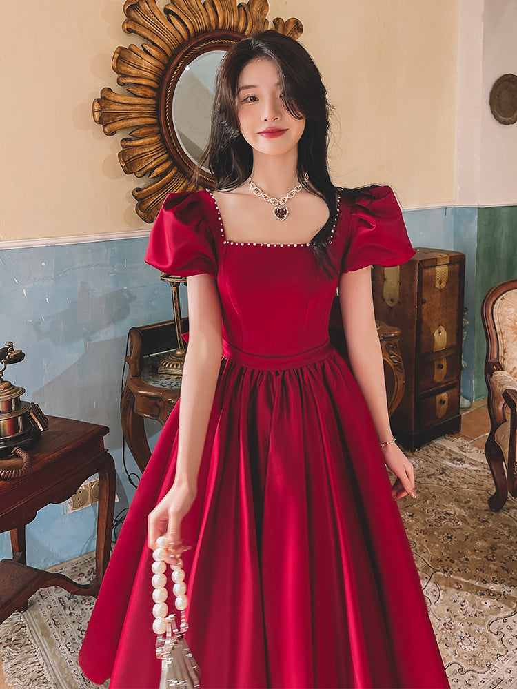 Winterliches weinrotes Satin-Prinzessinnenkleid