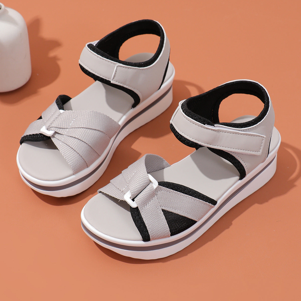 Strandsandalen aus Mesh mit gekreuzten Riemen und Klettverschluss
