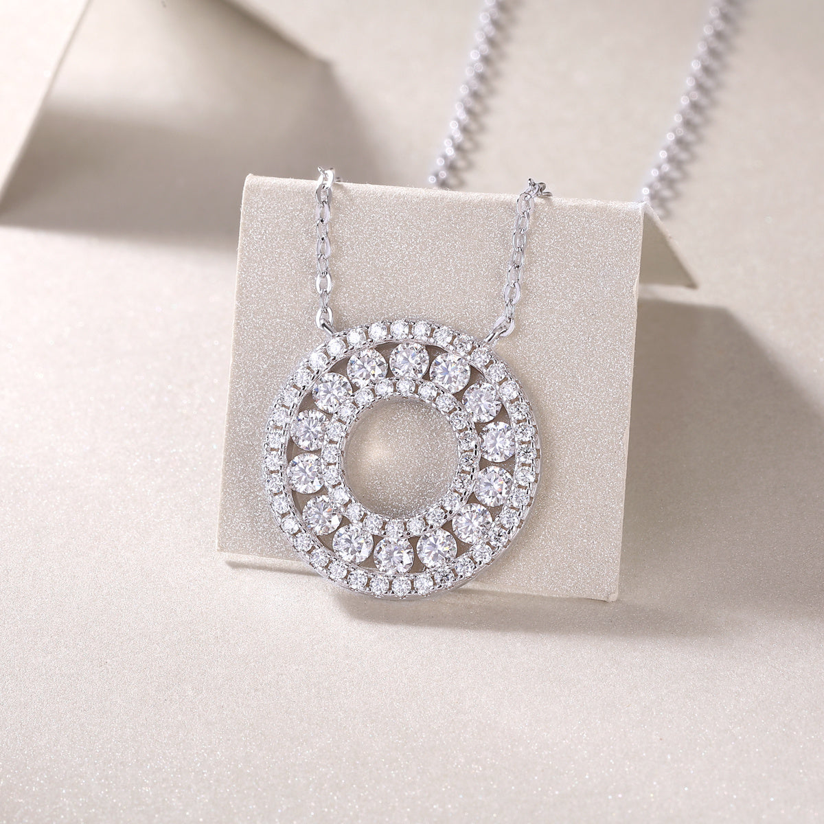 Set mit hin- und hergehenden Diamantanhängern