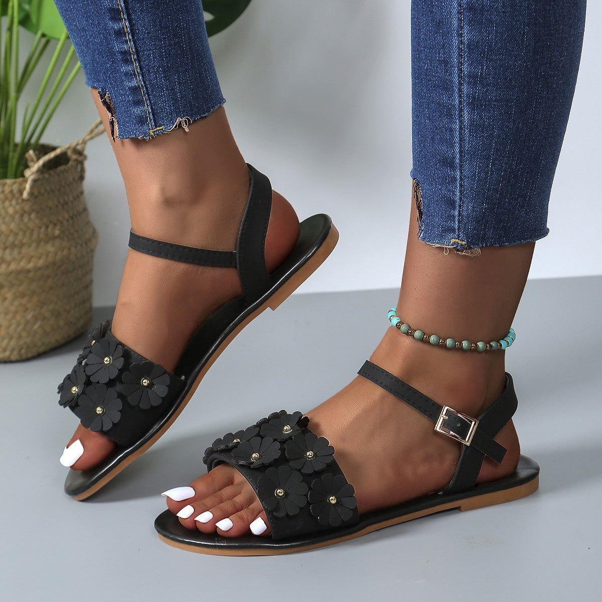 Flache Sandalen mit Retro-Blumenschnalle
