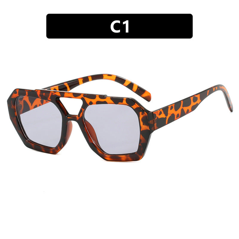 Strandsonnenbrille mit großem Rahmen und Leopardenmuster