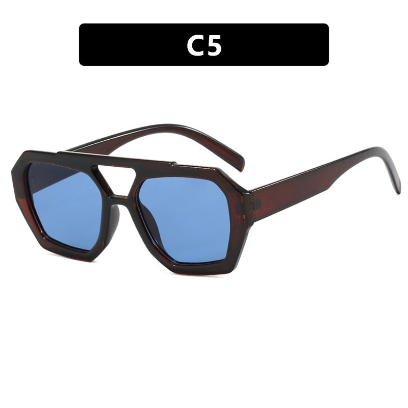 Strandsonnenbrille mit großem Rahmen und Leopardenmuster