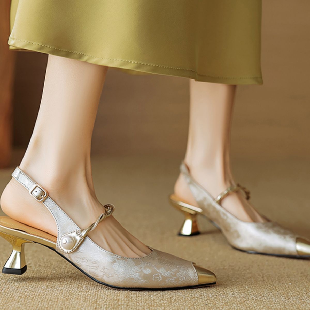Sandalen mit spitzer Zehenpartie und mittelhohem Absatz und Knöchelriemen