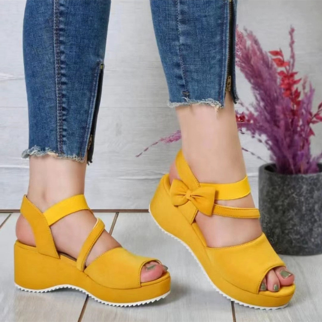 Peep-Toe-Sandalen aus Wildleder in Übergröße mit Keilabsatz