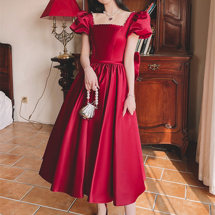 Winterliches weinrotes Satin-Prinzessinnenkleid